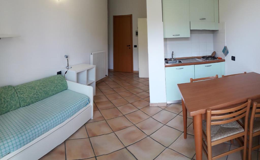 un salon avec un canapé et une table dans l'établissement Residence Pian Dei Boschi, à Pietra Ligure