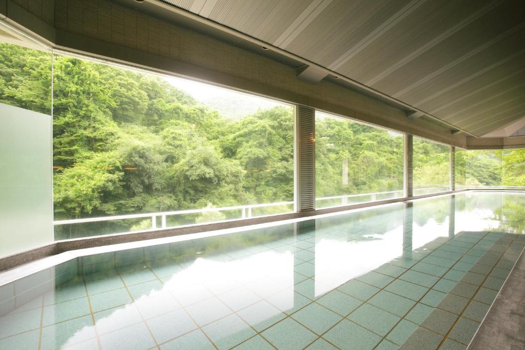 - une piscine avec vue sur la forêt dans l'établissement Yoshikawaya, à Fukushima