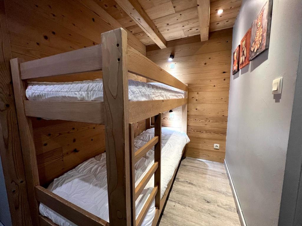 une chambre avec deux lits superposés dans une cabine dans l'établissement Parnasse 2-203 - Bel appartement sur les pistes de ski et dans le village, au calme, à La Clusaz