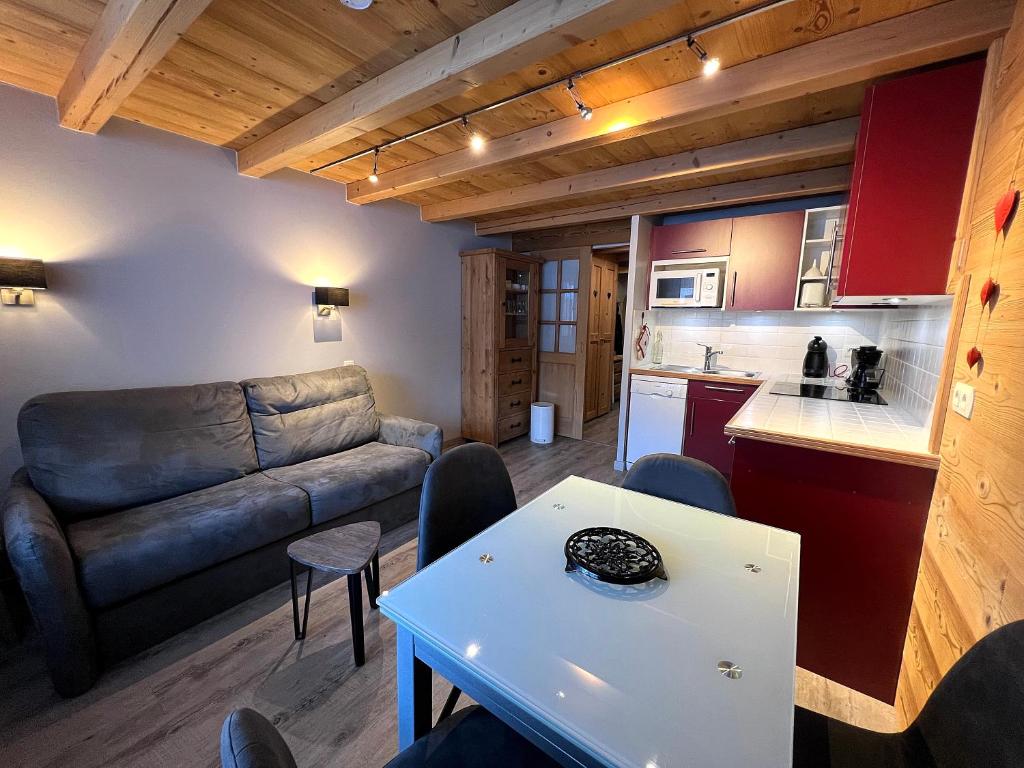 un salon avec un canapé et une table dans l'établissement Parnasse 2-203 - Bel appartement sur les pistes de ski et dans le village, au calme, à La Clusaz