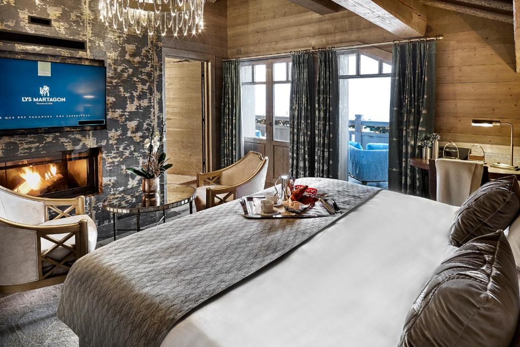 - une chambre avec un lit, une cheminée et une télévision dans l'établissement Lys Martagon, à Courchevel 36 autres photos