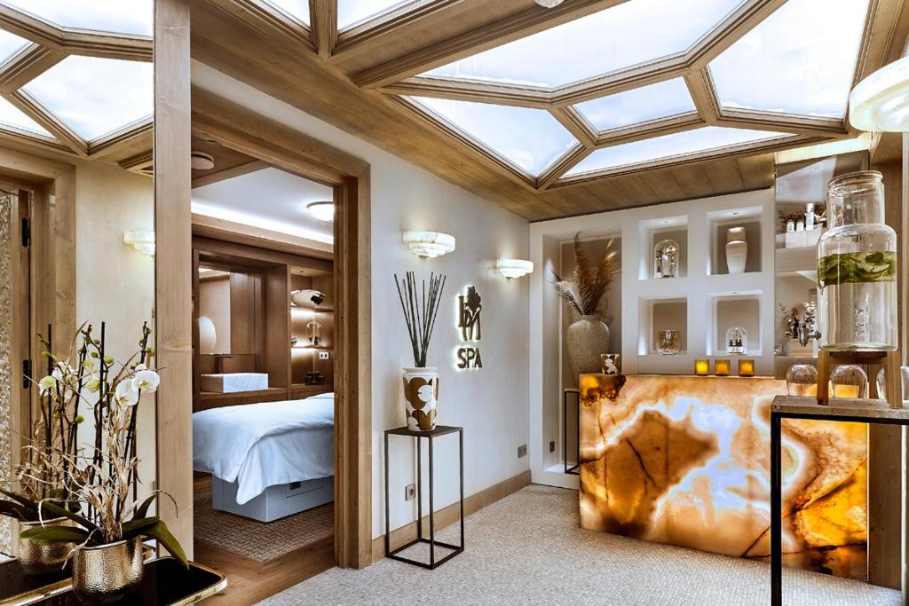 une chambre avec un lit et une lucarne dans l'établissement Lys Martagon, à Courchevel