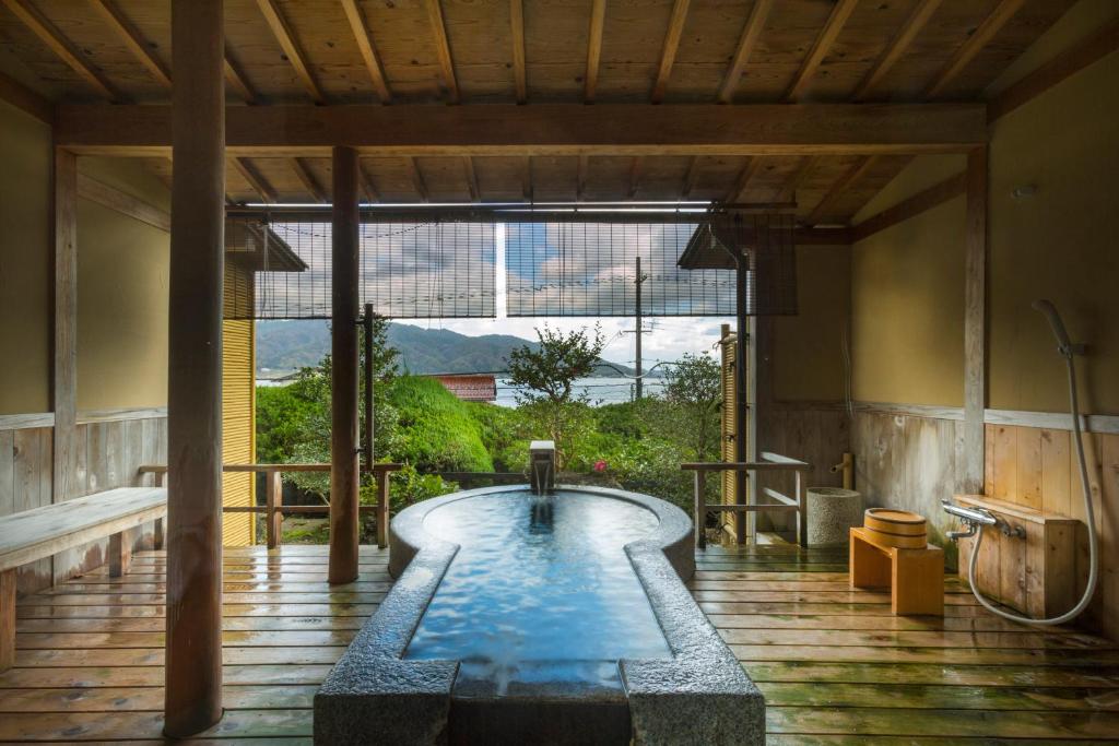 une baignoire jacuzzi dans une chambre avec douche dans l'établissement Hotel Kitanoya, à Miyazu