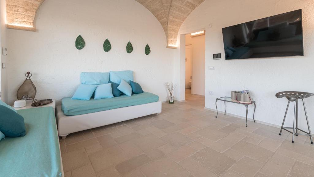 un salon avec un canapé et une télévision dans l'établissement VILLA GIALONIA 8&2, Emma Villas, à Salve