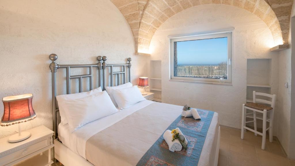 une chambre avec un lit avec deux animaux en peluche dessus dans l'établissement VILLA GIALONIA 8&2, Emma Villas, à Salve