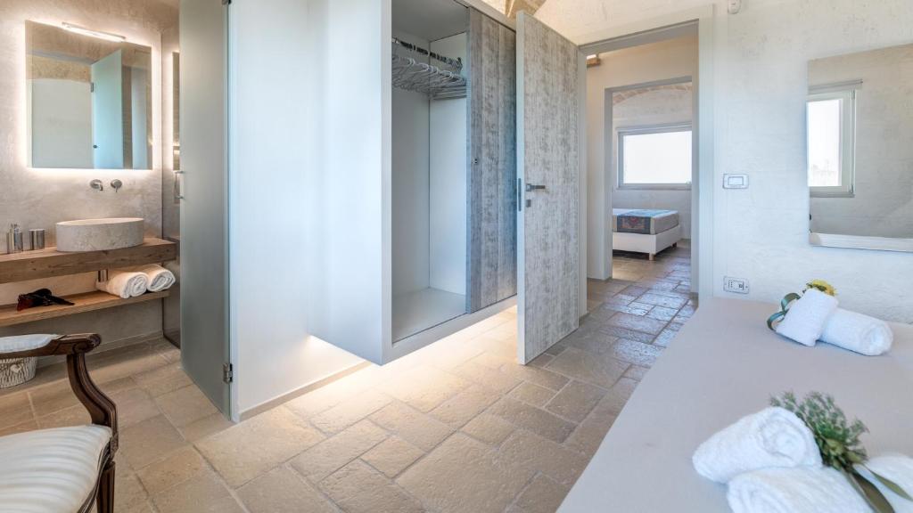 La salle de bains est pourvue d'une grande douche et d'un lavabo. dans l'établissement VILLA GIALONIA 8&2, Emma Villas, à Salve