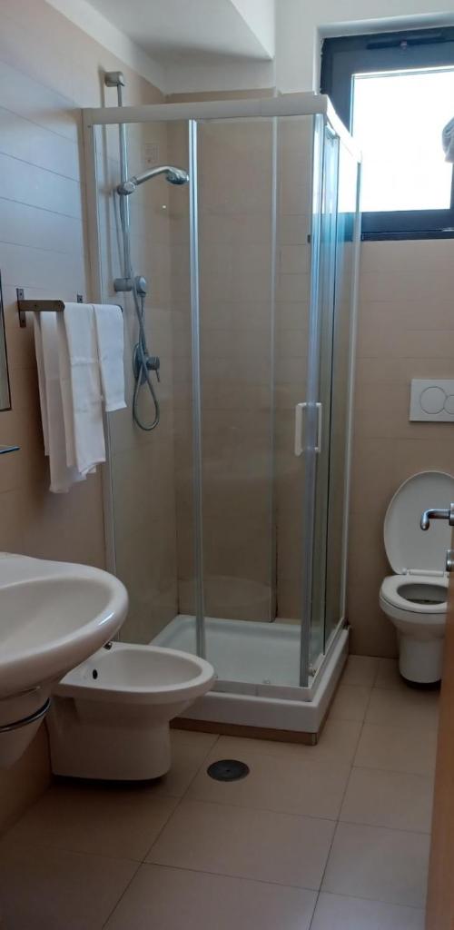 une salle de bain avec une douche, des toilettes et un lavabo dans l'établissement Casa Rossa 1888, à Torre del Greco