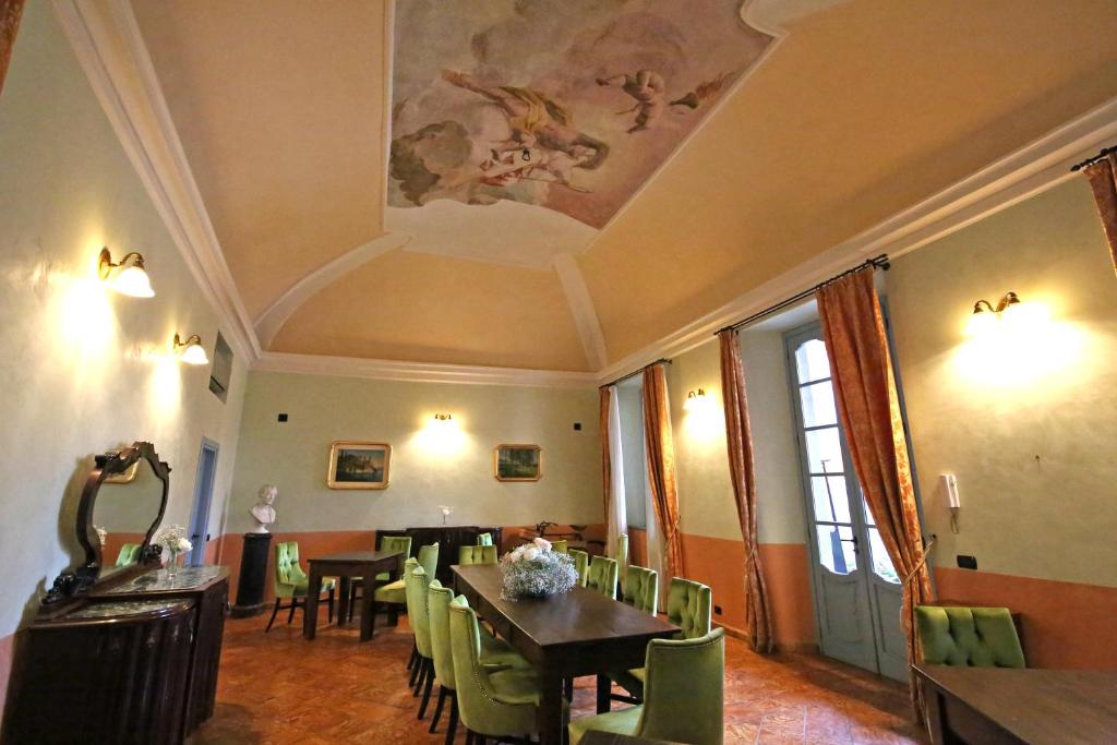 une salle à manger avec une table et des chaises dans l'établissement Palazzo Del Vicerè, à Lezzeno 52 autres photos