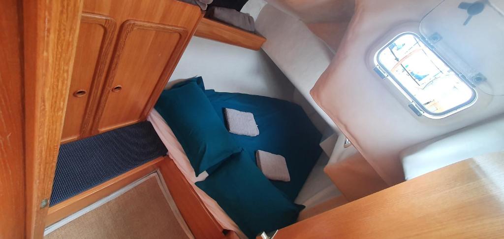 Photo de la galerie de l'établissement Super Castor - Dormir sur un grand voilier chauffé au vieux port By Nuits au Port, à La Rochelle 11 autres photos
