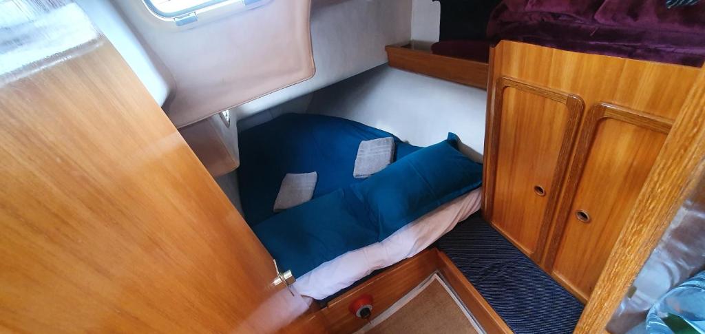 Photo de la galerie de l'établissement Super Castor - Dormir sur un grand voilier chauffé au vieux port By Nuits au Port, à La Rochelle