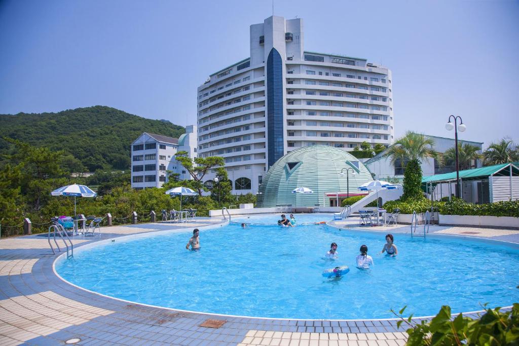 un groupe de personnes dans une grande piscine dans l'établissement Bay Resort Hotel Shodoshima, à Shodoshima