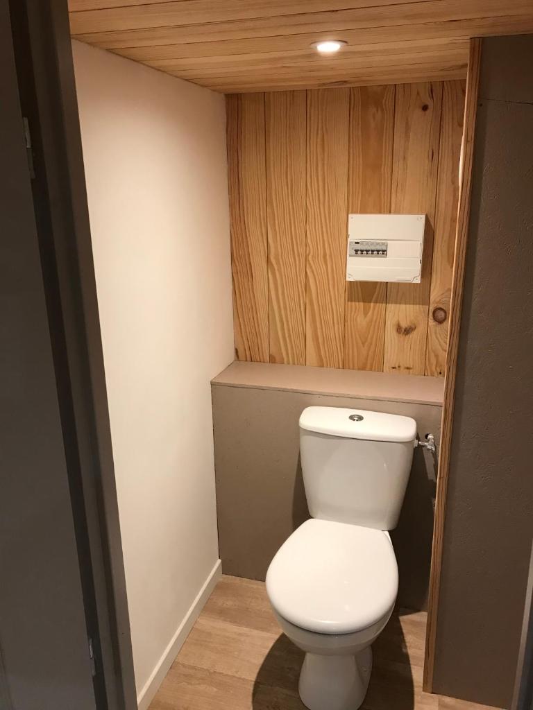 une salle de bain avec des toilettes blanches dans une chambre dans l'établissement appartement ski au pied, à Les Deux Alpes 14 autres photos