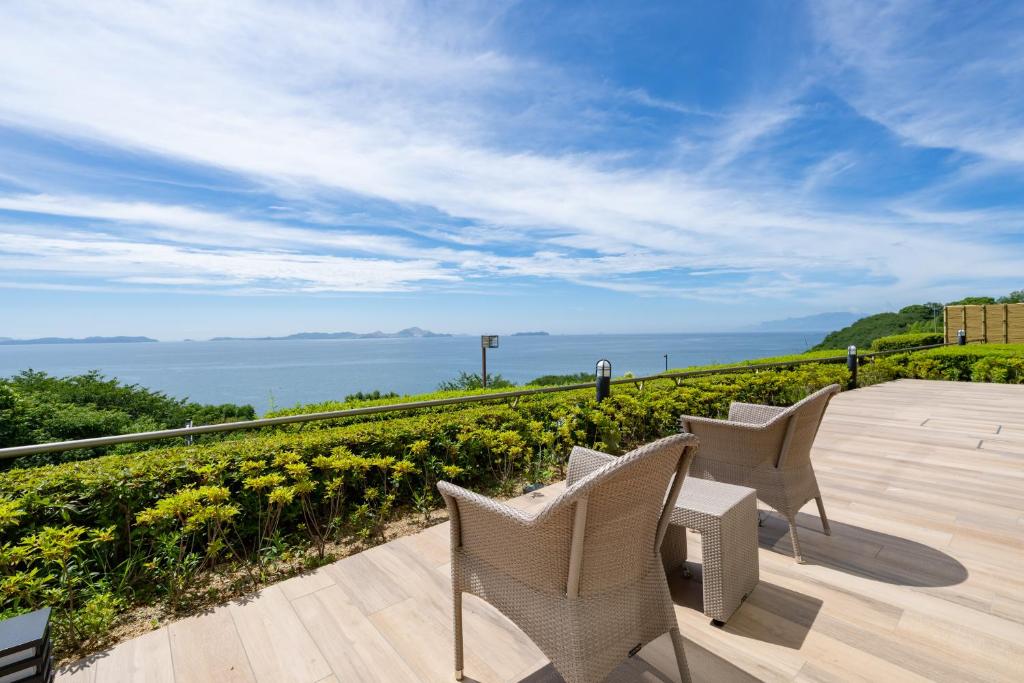 un patio avec des chaises et une vue sur l'océan dans l'établissement KAMENOI HOTEL Ako, à Ako 82 autres photos