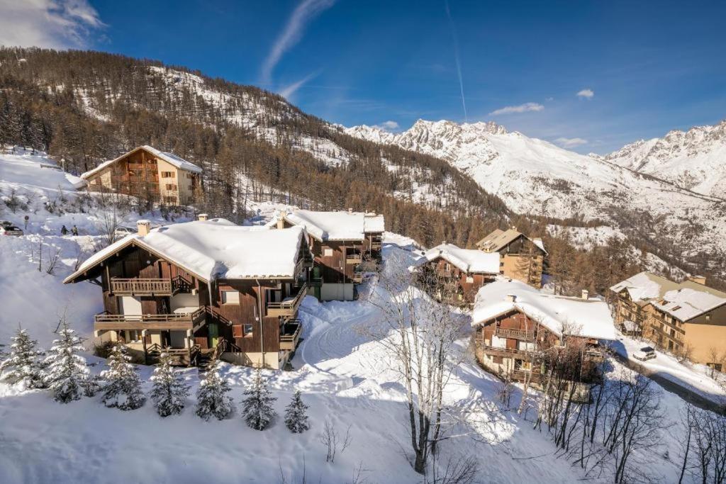 - une vue aérienne sur un lodge dans la neige dans l'établissement PUY SAINT VINCENT APPARTEMENT T2 BALCON SUPER PANORAMA AVEC PARKING PRIVE COUVERT et PISCINE L'ETE, à Puy-Saint-Vincent
