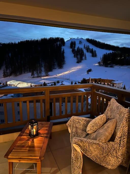 d'un balcon avec une table et une vue sur une piste de ski. dans l'établissement Appartement Terrasse vue sur les pistes, à Péone 35 autres photos