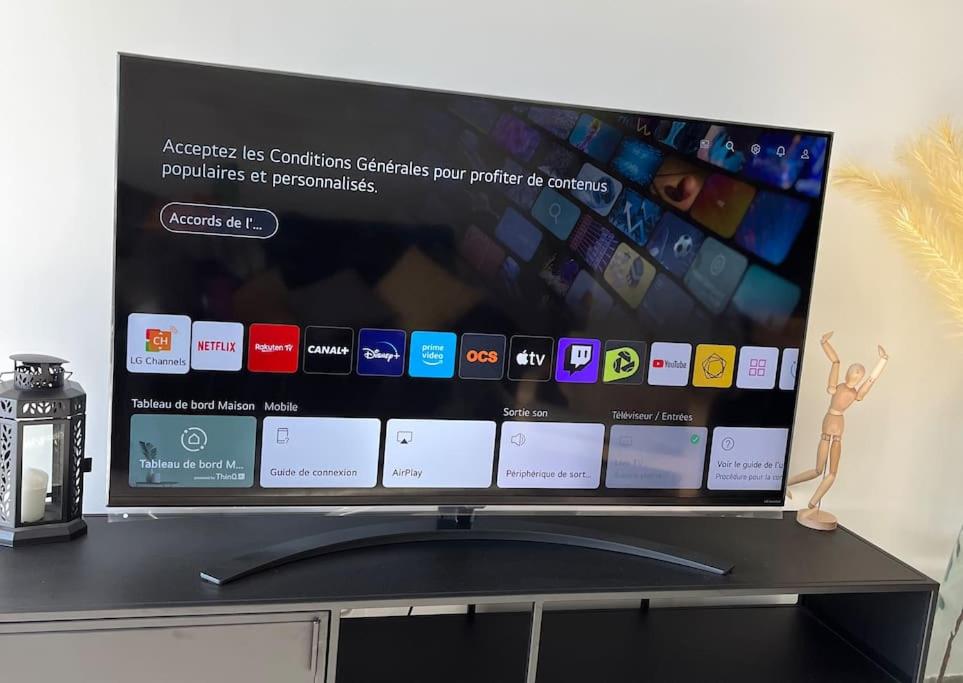 Télévision ou salle de divertissement dans l'établissement Appartement Terrasse vue sur les pistes