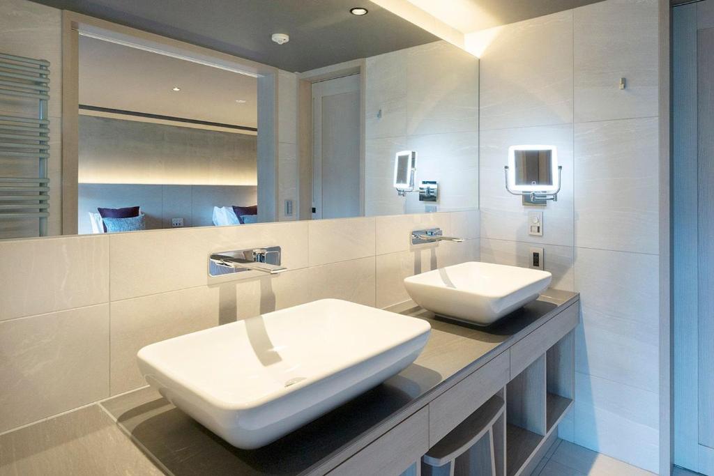 une salle de bain avec deux lavabos et un miroir dans l'établissement HAKONE NICA, à Hakone