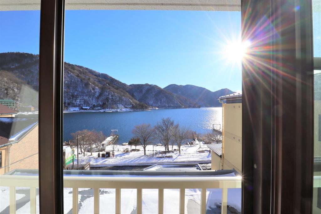 Elle offre une vue sur le lac depuis sa fenêtre. dans l'établissement Hatago Nagomi, à Nikkō