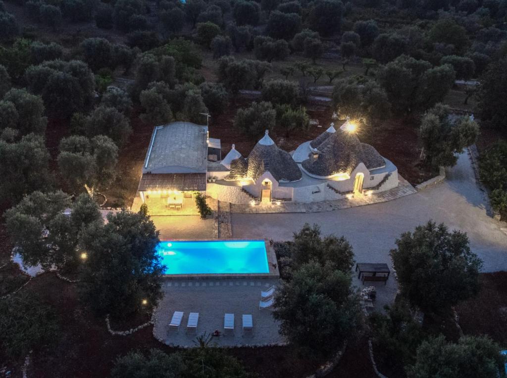 une vue aérienne d'une maison avec piscine dans l'établissement TRULLO TIPOTA with private pool, à Ceglie Messapica
