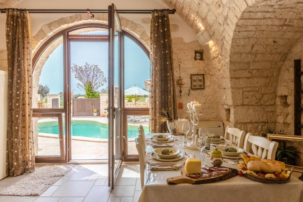 une salle à manger avec une table et un billard dans l'établissement Casale Citrignano with Pool, à Ostuni 25 autres photos