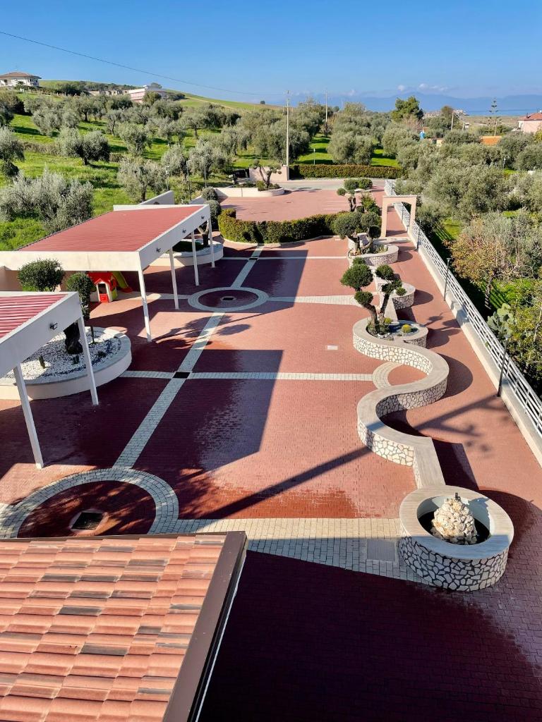 une vue aérienne d'un patio sur un bâtiment dans l'établissement Hotel Al Rustico, à Crosia