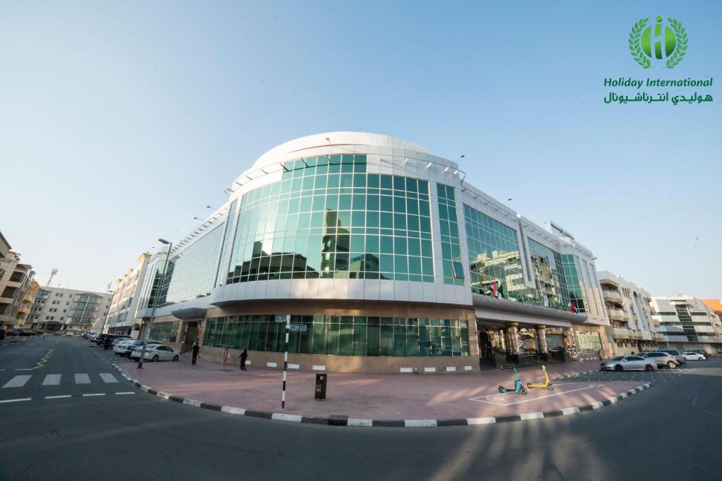 Sunday Hotel Holiday international Dubai Image