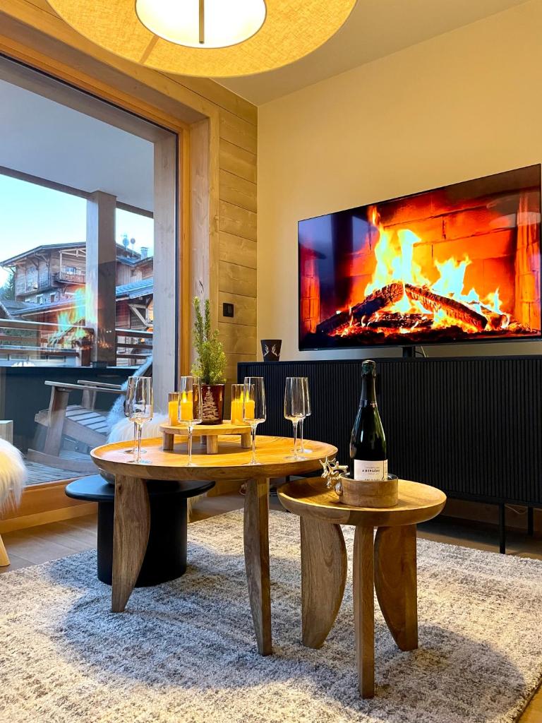 - un salon avec deux tables et une cheminée dans l'établissement Appartement de standing plein centre station, 50m des pistes, aux Gets