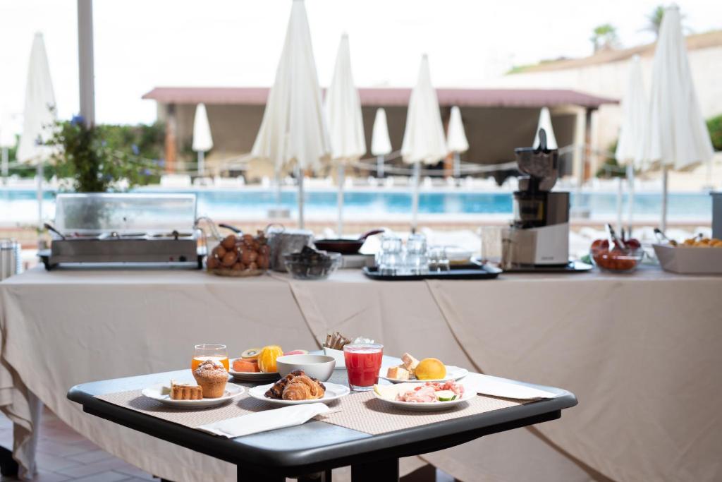 - une table avec de la nourriture au-dessus du complexe dans l'établissement Hotel Calabona, à Alghero