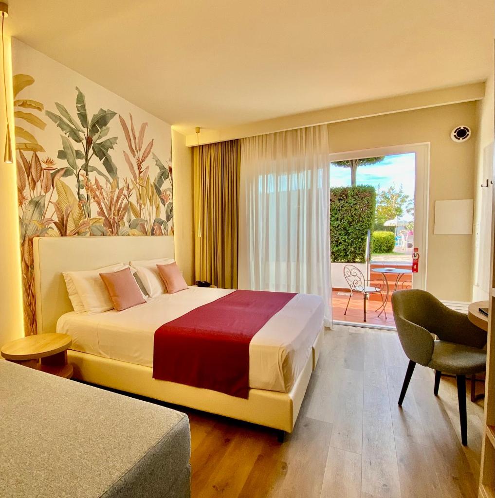 une chambre d'hôtel avec un lit et un balcon dans l'établissement Hotel Tirreno, à Parghelia
