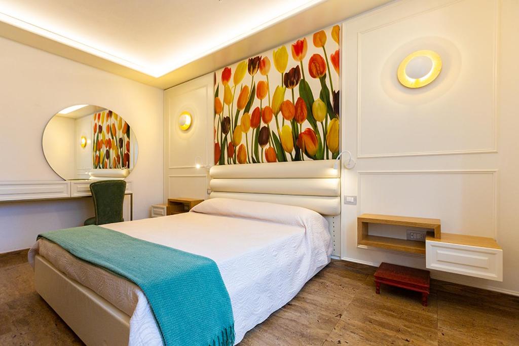 une chambre avec un lit et un tableau au mur dans l'établissement Villa Torre San Giovanni Ugento, à Torre San Giovanni