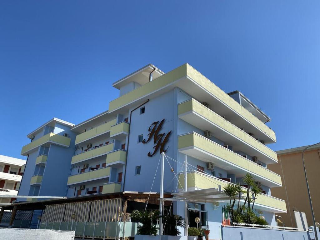 un bâtiment avec une enseigne sur le côté dans l'établissement Hotel Holiday, à Martinsicuro