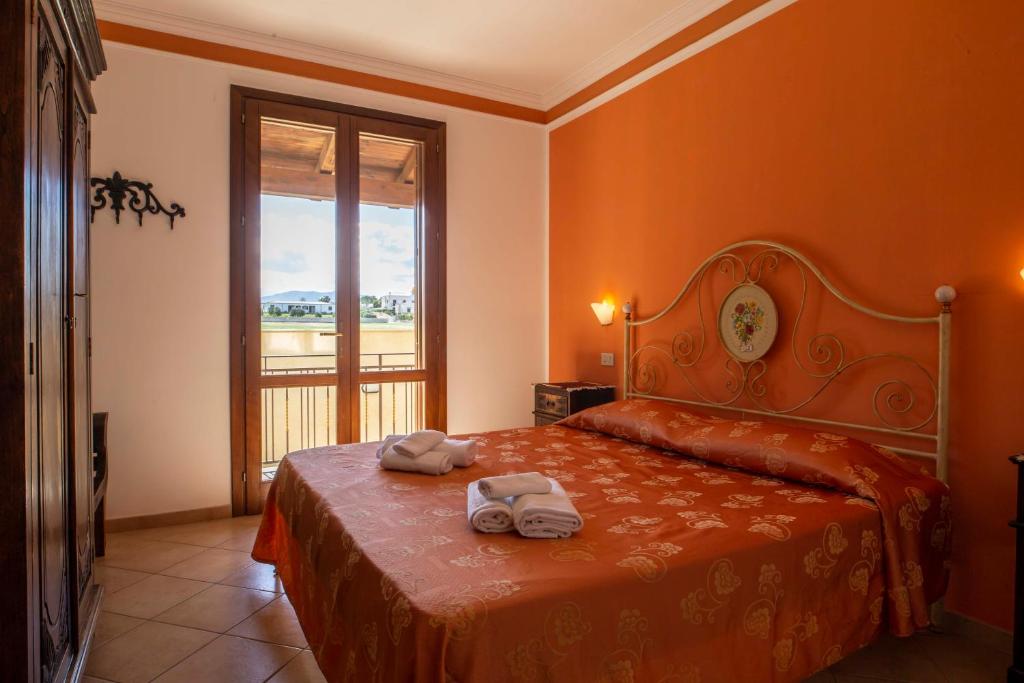 une chambre avec un lit avec deux serviettes dessus dans l'établissement Hotel Iride by Marino Tourist, à San Vito Lo Capo 176 autres photos