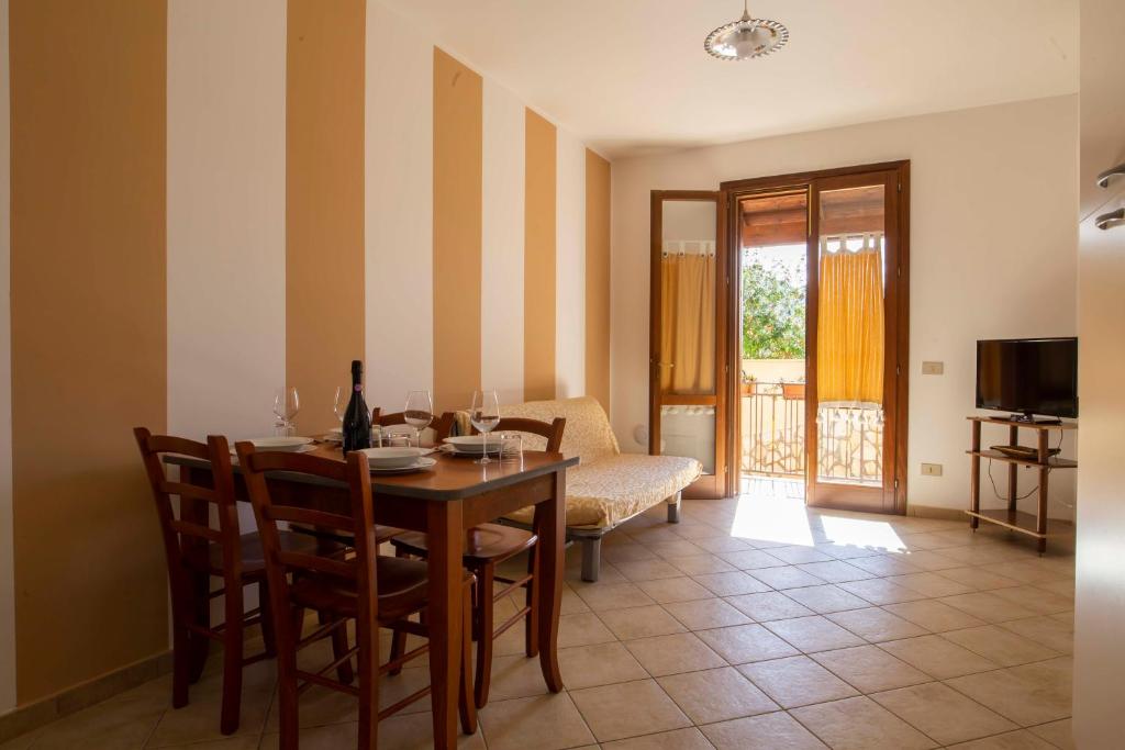 une salle à manger avec une table, des chaises et un canapé dans l'établissement Hotel Iride by Marino Tourist, à San Vito Lo Capo
