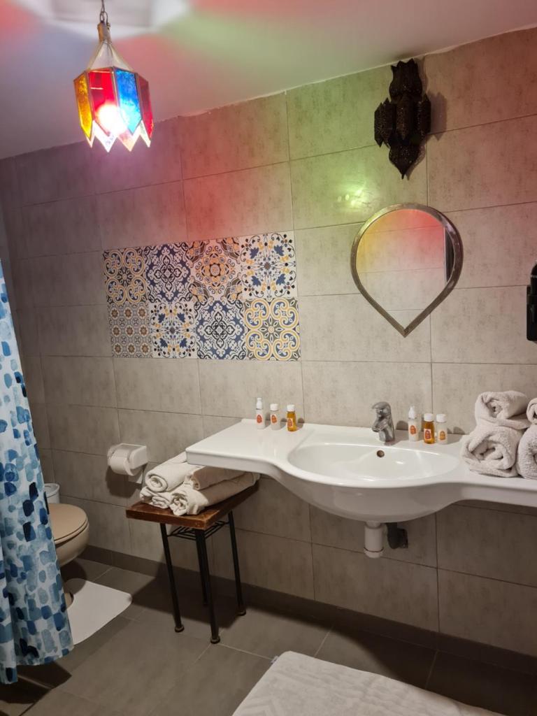 une salle de bain avec un lavabo et un miroir dans l'établissement Riad Kanata, à Marrakech