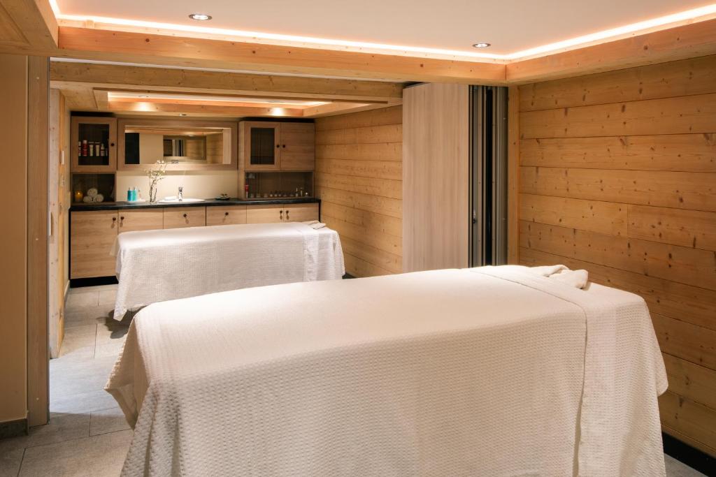- une cuisine avec deux tables blanches dans une pièce dans l'établissement Résidence Pierre & Vacances Premium Les Terrasses d'Hélios, à Flaine