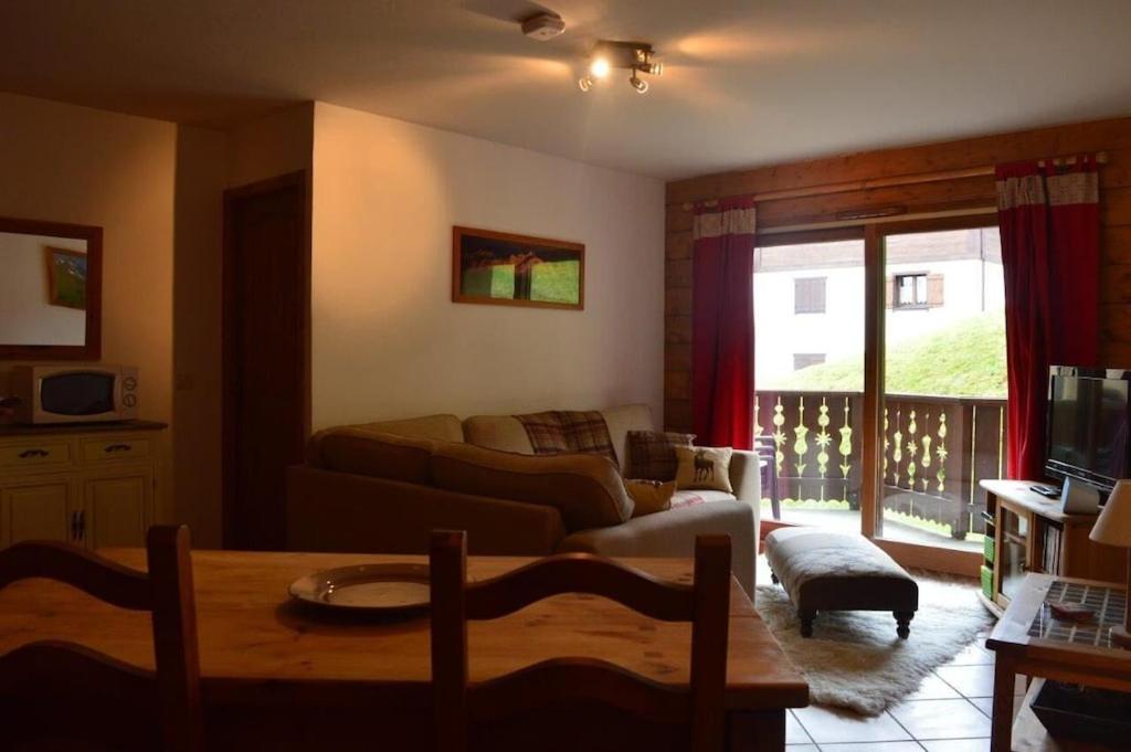 un salon avec un canapé et une table dans l'établissement 2 bedroom Apartment in Les Houches Stone's throw from Prairon lift, aux Houches