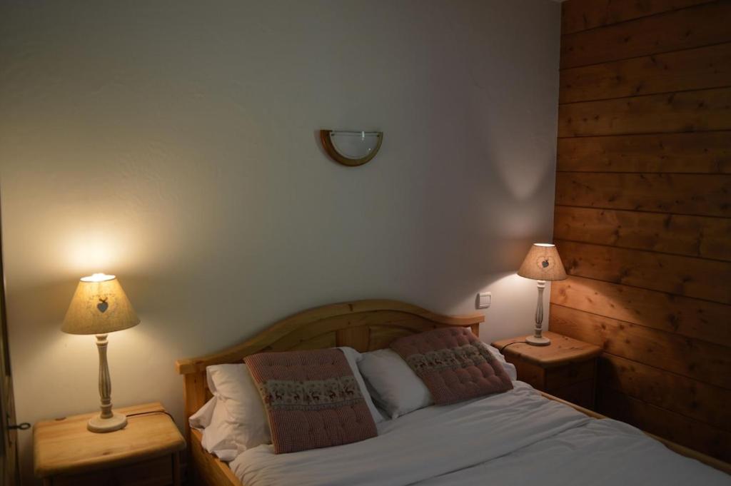 - une chambre avec un lit et 2 lampes sur les tables dans l'établissement 2 bedroom Apartment in Les Houches Stone's throw from Prairon lift, aux Houches