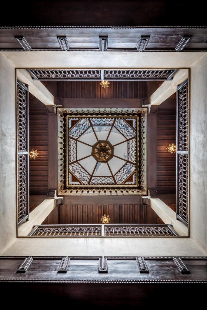 une chambre dotée d'un plafond avec une horloge. dans l'établissement Riad & Spa Bahia Salam, à Marrakech