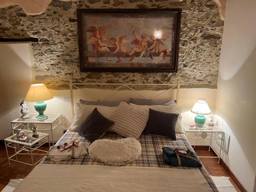 une chambre avec un lit avec un tableau sur le mur dans l'établissement IL PICCOLO PARADISO, à Seravezza 46 autres photos