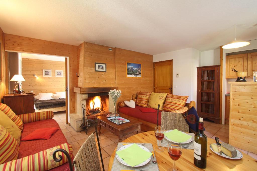 un salon avec un canapé et une cheminée dans l'établissement Locations Cosy - Village Piéton avec Vue Glaciers - chez Philippe, à La Grave
