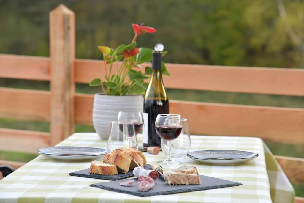 - une table avec des verres à vin, du pain et une bouteille de vin dans l'établissement Bulle Hirondelle, à Quarré-les-Tombes 11 autres photos