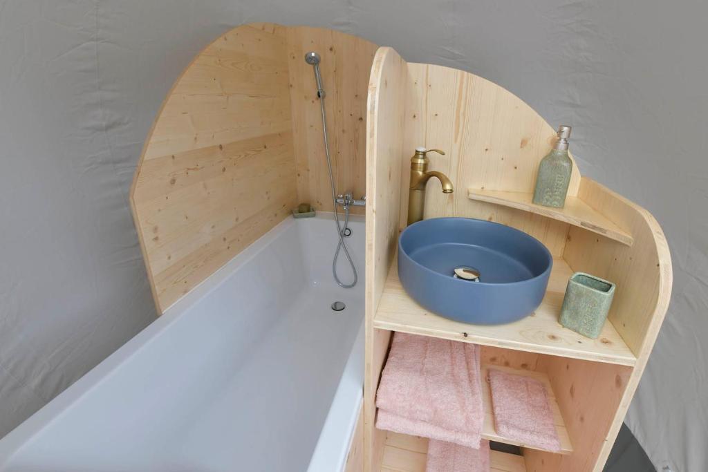 La salle de bains en bois est pourvue d'un lavabo et d'une douche. dans l'établissement Bulle Ecureuil, à Quarré-les-Tombes