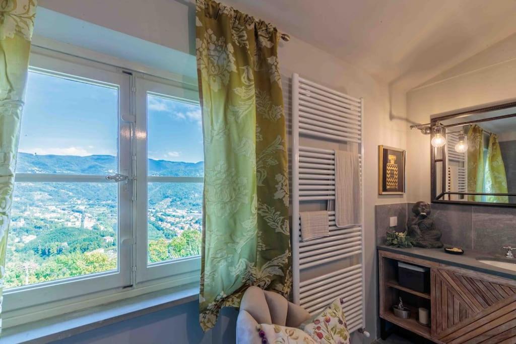 une pièce avec une grande fenêtre avec vue dans l'établissement Villa Il Castello, à San Quirico di Moriano