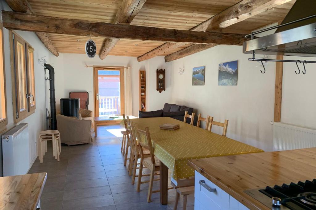 Photo de la galerie de l'établissement Village House In The Heart Of Saint Chaffrey, à Saint-Chaffrey