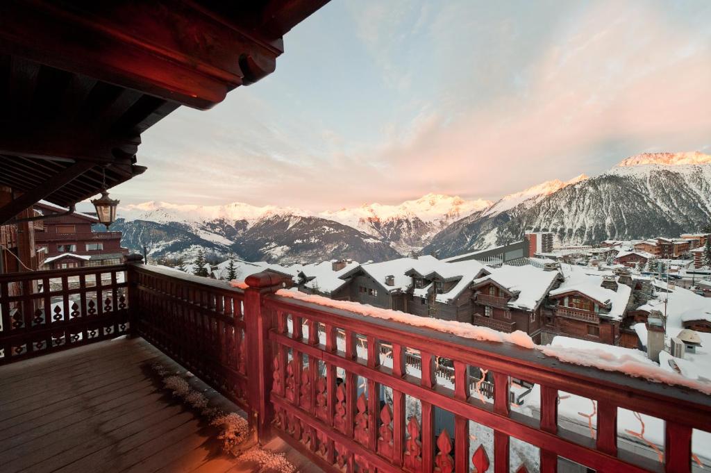 Elle comprend un balcon offrant une vue sur les montagnes enneigées. dans l'établissement Le Saint Joseph, à Courchevel