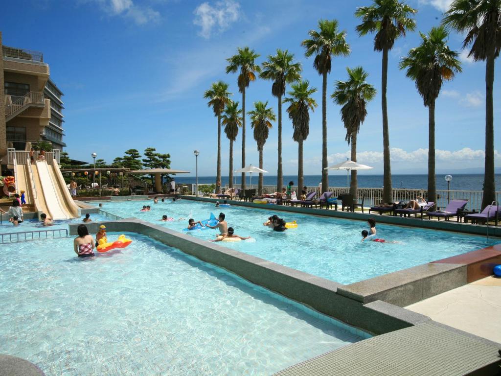 - un groupe de personnes dans la piscine d'un complexe dans l'établissement Awaji Yumesenkei, à Sumoto