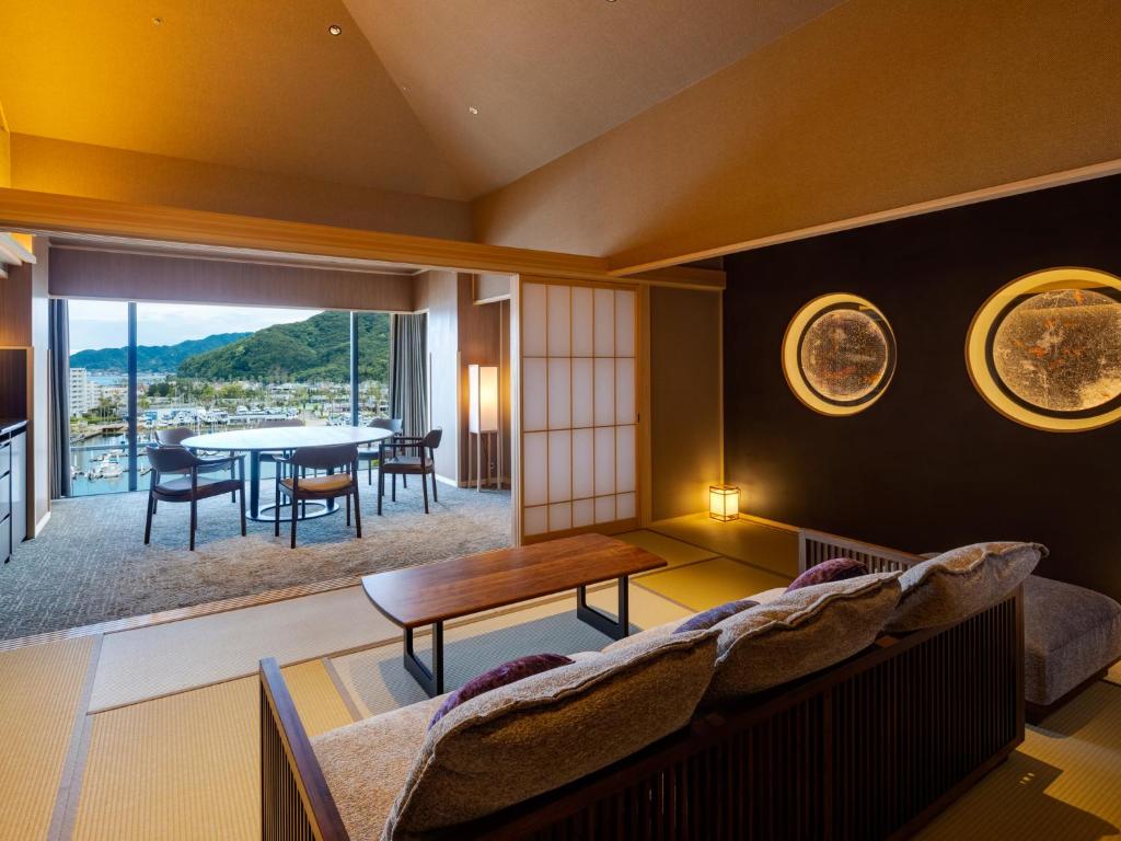 un salon avec un canapé et une table dans l'établissement Awaji Yumesenkei, à Sumoto
