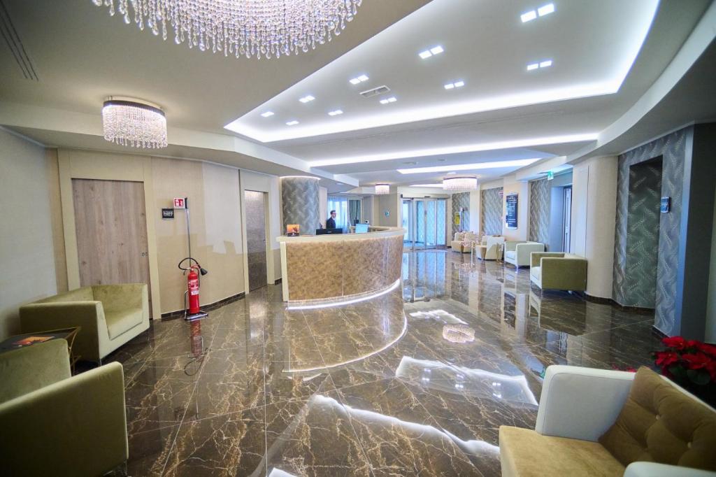 un hall avec une bouche d'incendie au milieu d'un bâtiment dans l'établissement PARK HOTEL LE DUNE DI GIOVINO, à Catanzaro Lido 170 autres photos