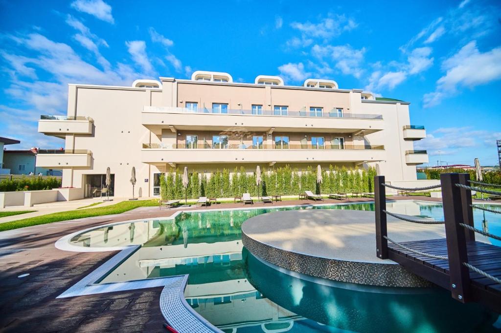 un immeuble avec une piscine devant un immeuble dans l'établissement PARK HOTEL LE DUNE DI GIOVINO, à Catanzaro Lido