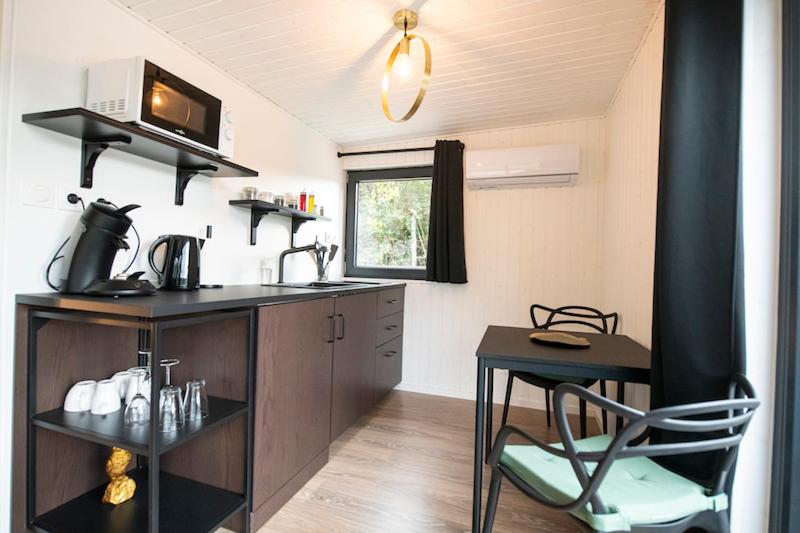- une cuisine avec un comptoir et une chaise dans une pièce dans l'établissement Gîte Seine & Nature Le Bâbord, à Bennecourt 12 autres photos